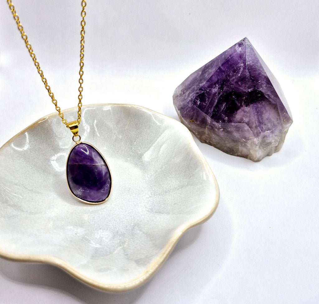 Collier en Améthyste de couleur dorée avec pendentif de 25 mm