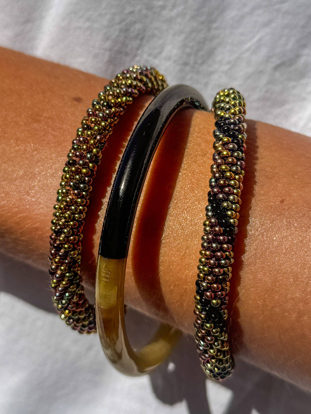 Nouvelle collection A/H 2026 Bracelet népalais B01 noir rose doré vert multi color