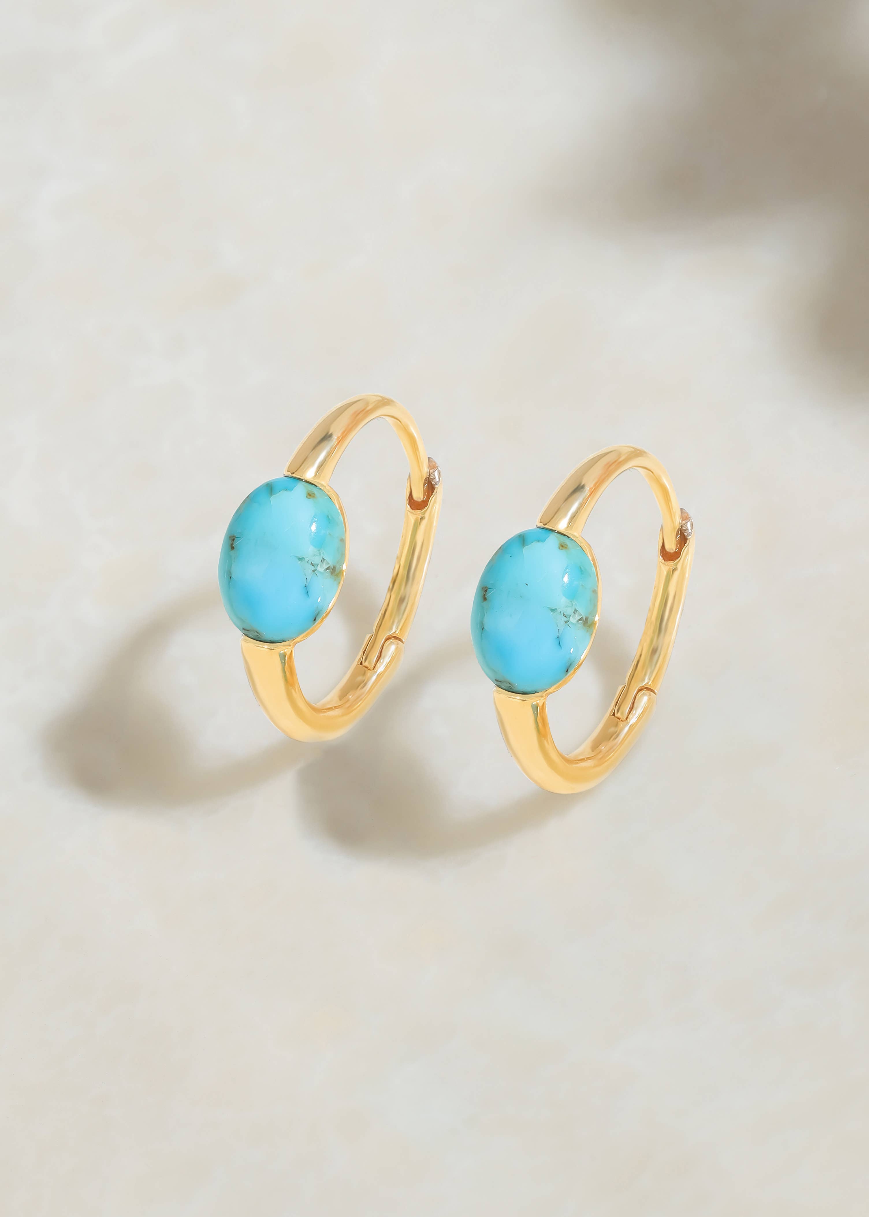 Boucles d'oreilles créoles plaquées or avec Turquoise Mohave bleue