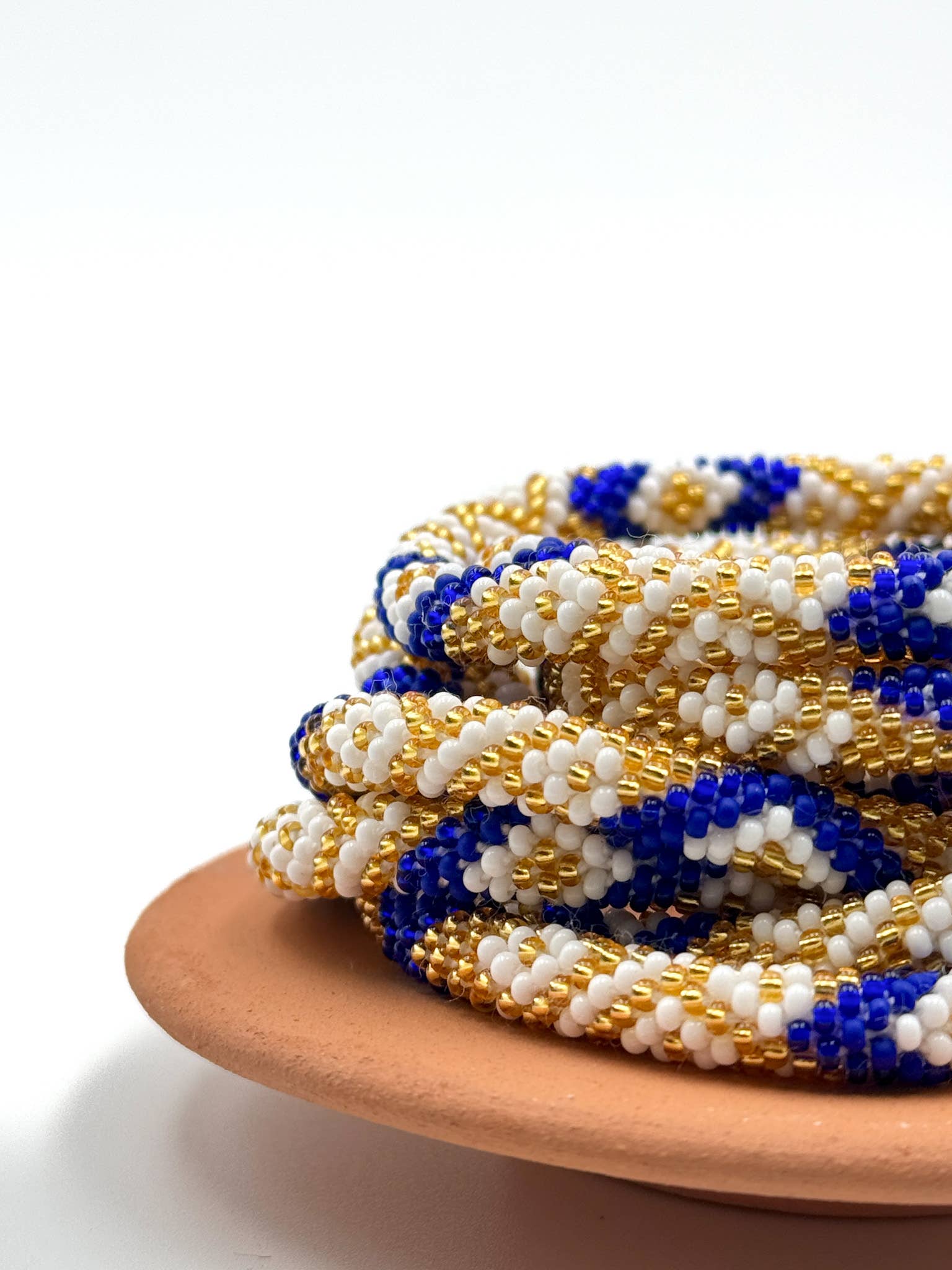 Nouvelle collection A/H 2026 Bracelet népalais B18 bleu lapis triangle blanc doré