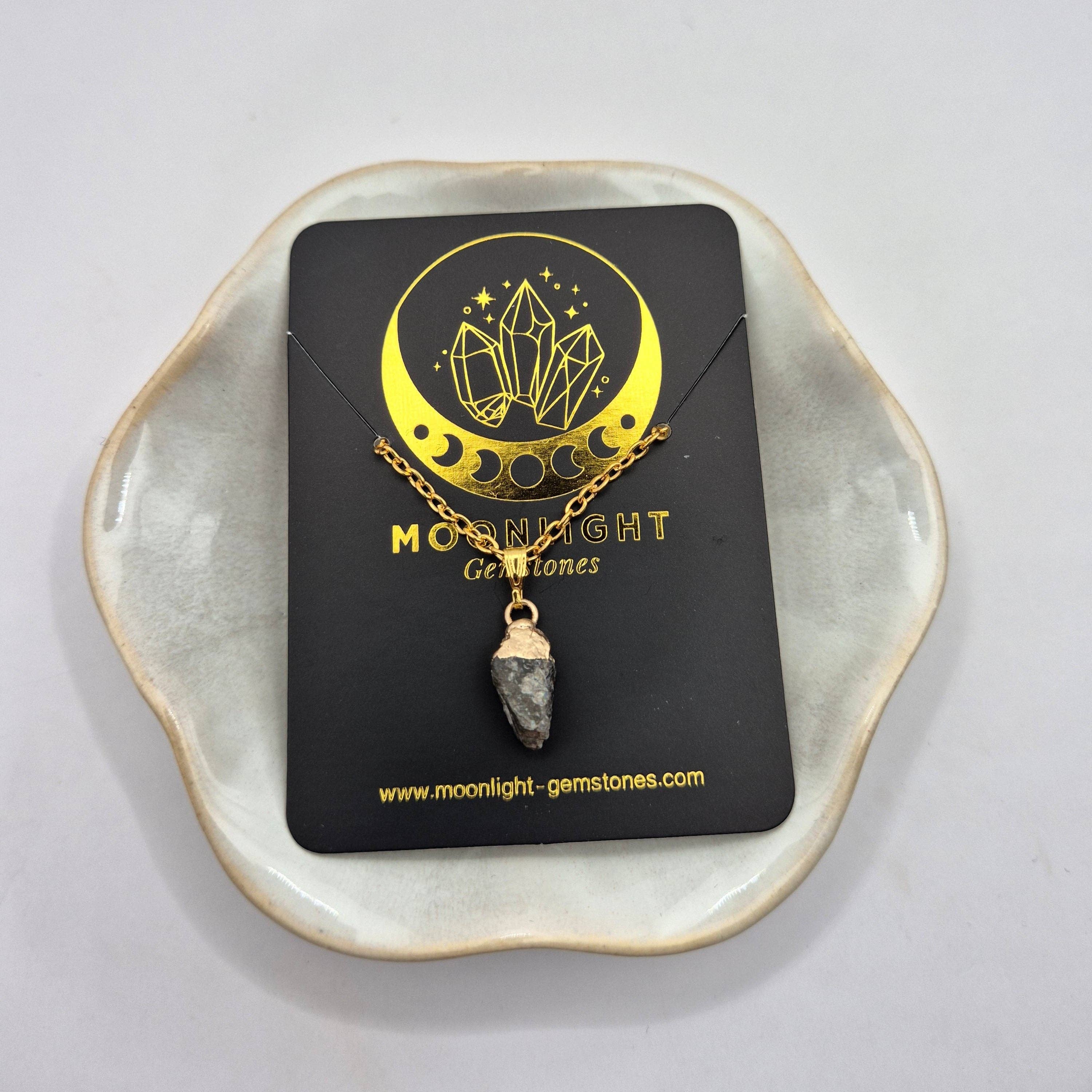 Collier doré avec pendentif en labradorite brute (1 cm)