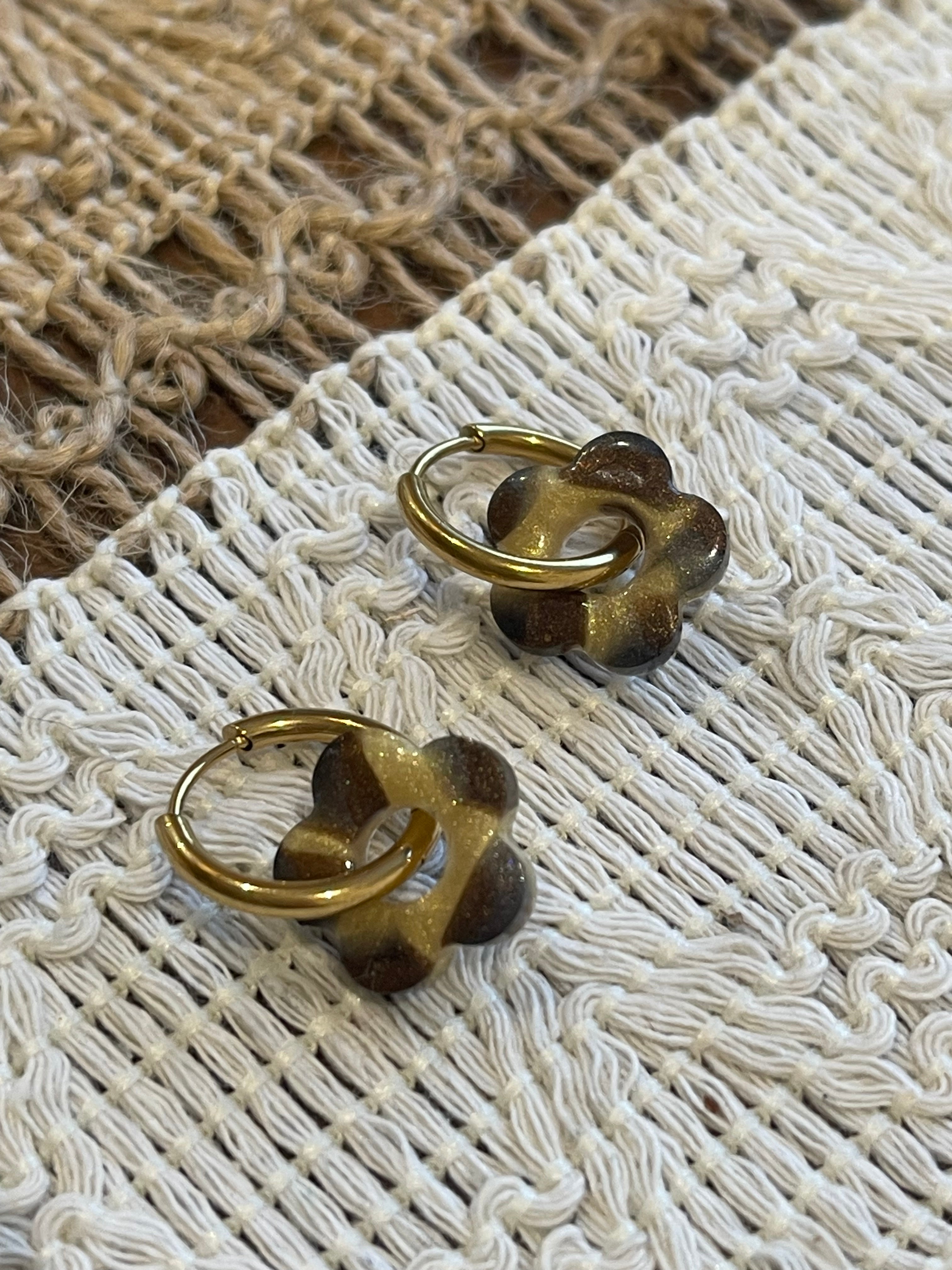 BOUCLES D'OREILLES créoles fleurs - Boucles Dorées marron