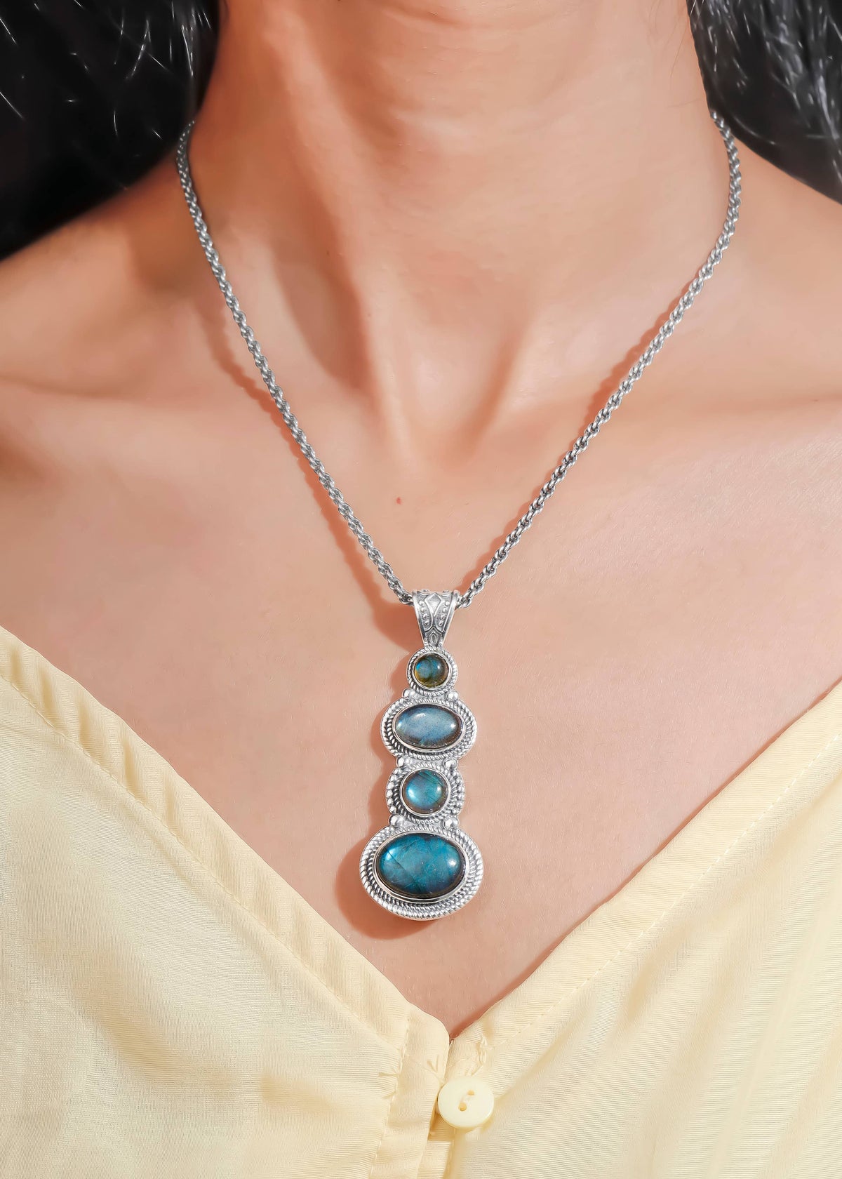 Collier artisanal plaqué argent à pendentif dégradé en labradorite