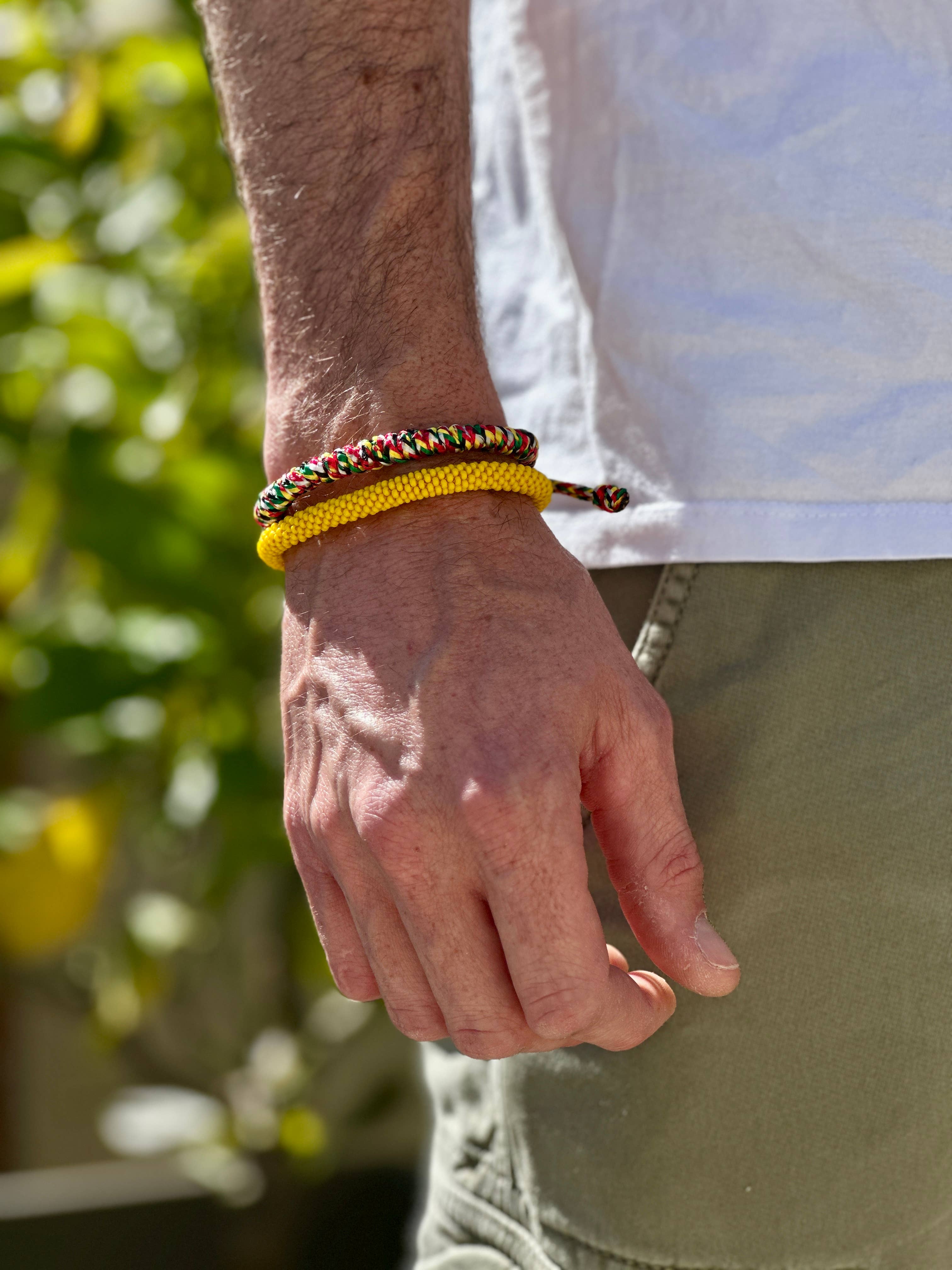 Bracelet tibétain tressé - modèle large Rouge blanc vert