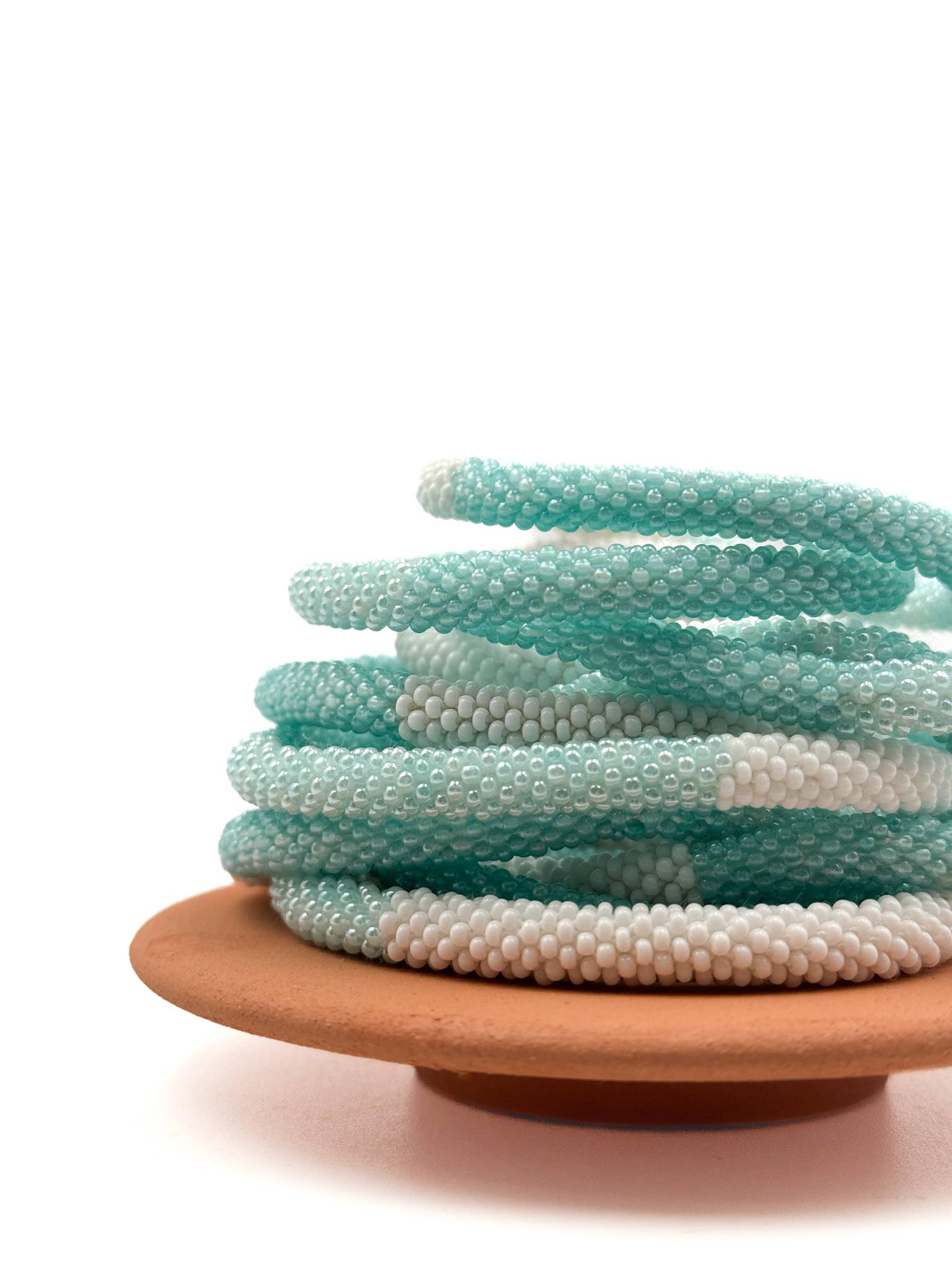 Bracelet népalais  perles de verre E38 turquoise blanc bleu vert d'eau