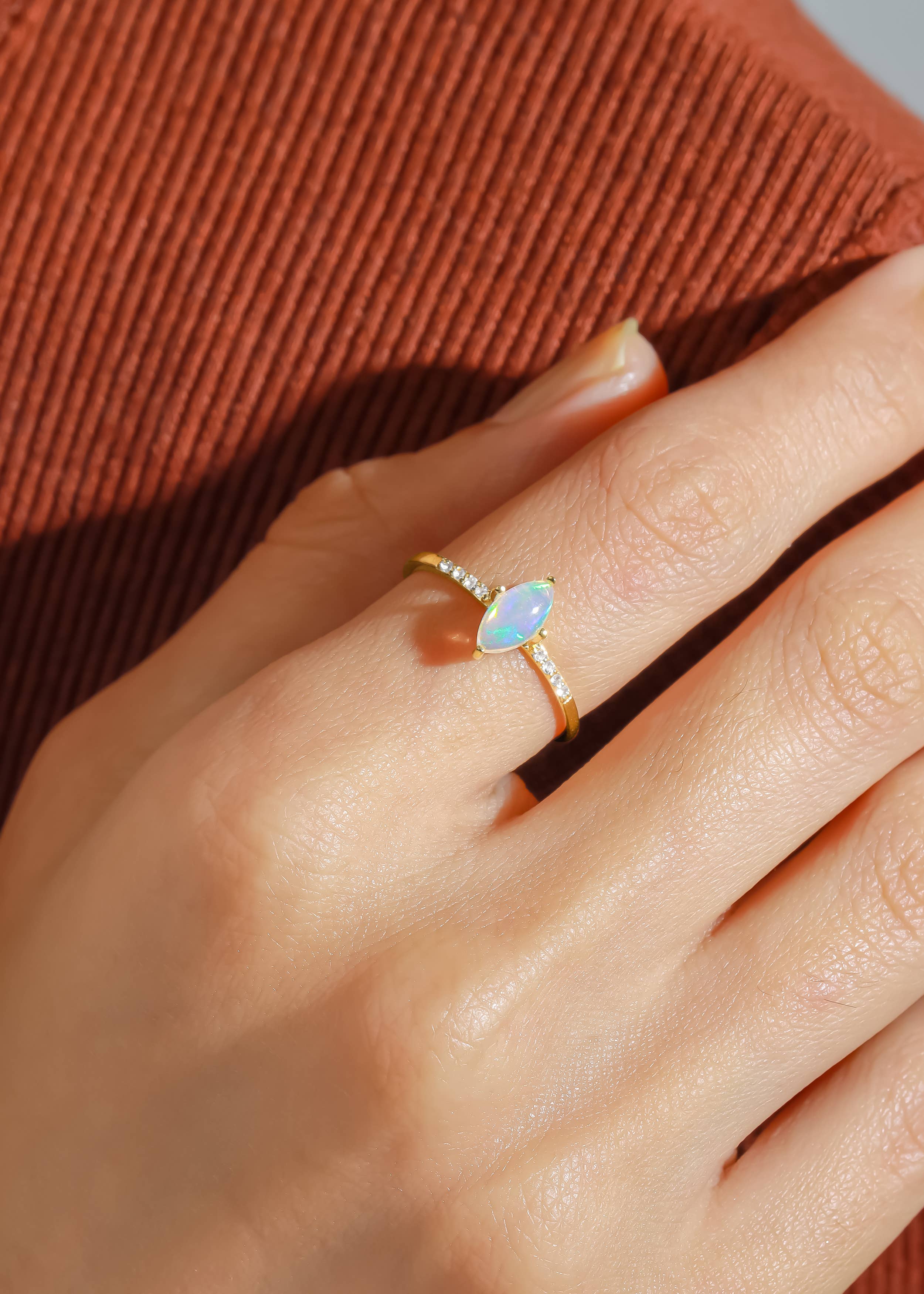 Bague en argent plaqué or avec opale éthiopienne marquise