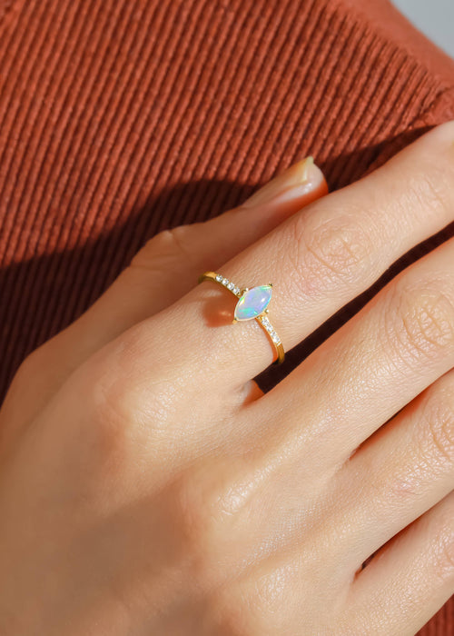 Bague en argent plaqué or avec opale éthiopienne marquise