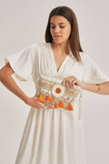 Pochette bohème brodée avec pompons orange