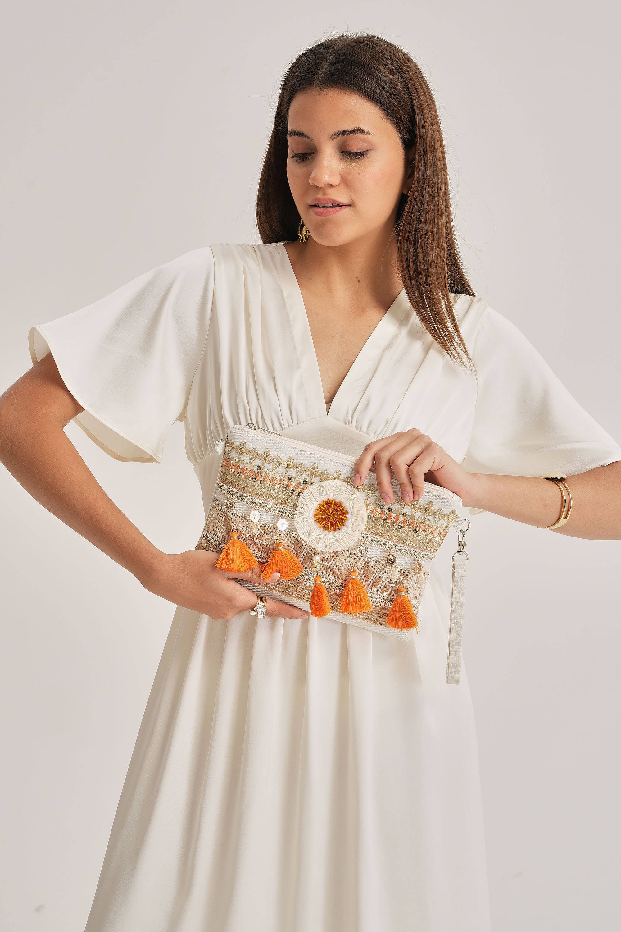 Pochette bohème brodée avec pompons orange