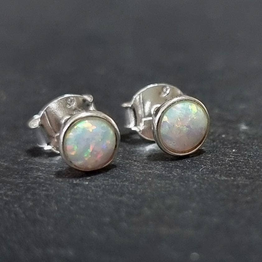 Boucles d'oreilles puces délicates en Opale blanche ronde de 5 mm | Argent sterling
