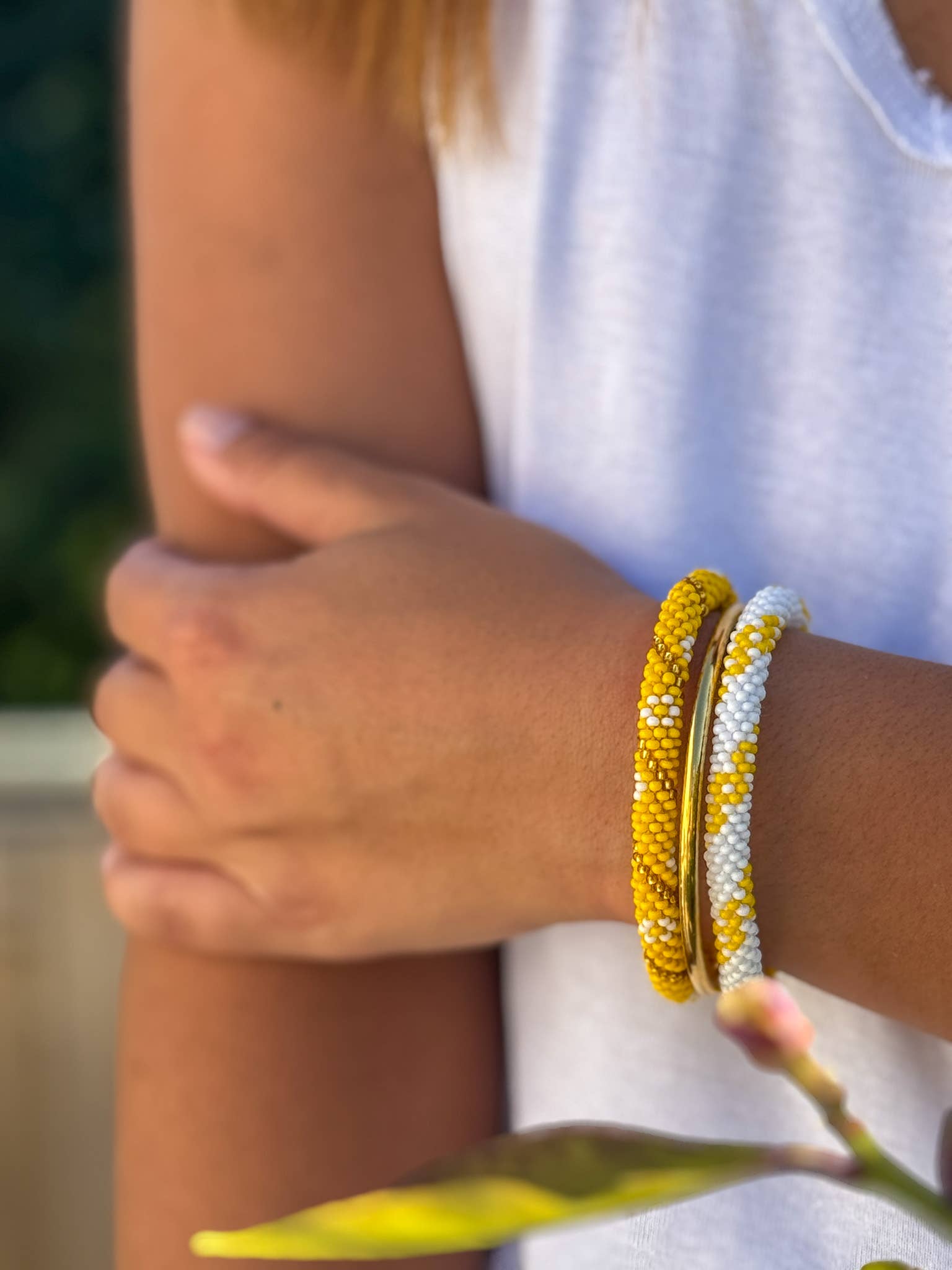 Bracelet népalais A24 jaune moutarde doré blanc torsade