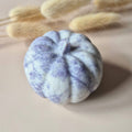 Pierre précieuse Citrouille Sculptée Jade de Lavande / Mélange de Quartz Lépidolite 5cm – Magie d'automne sculptée à la main pour Décoration d'Halloween