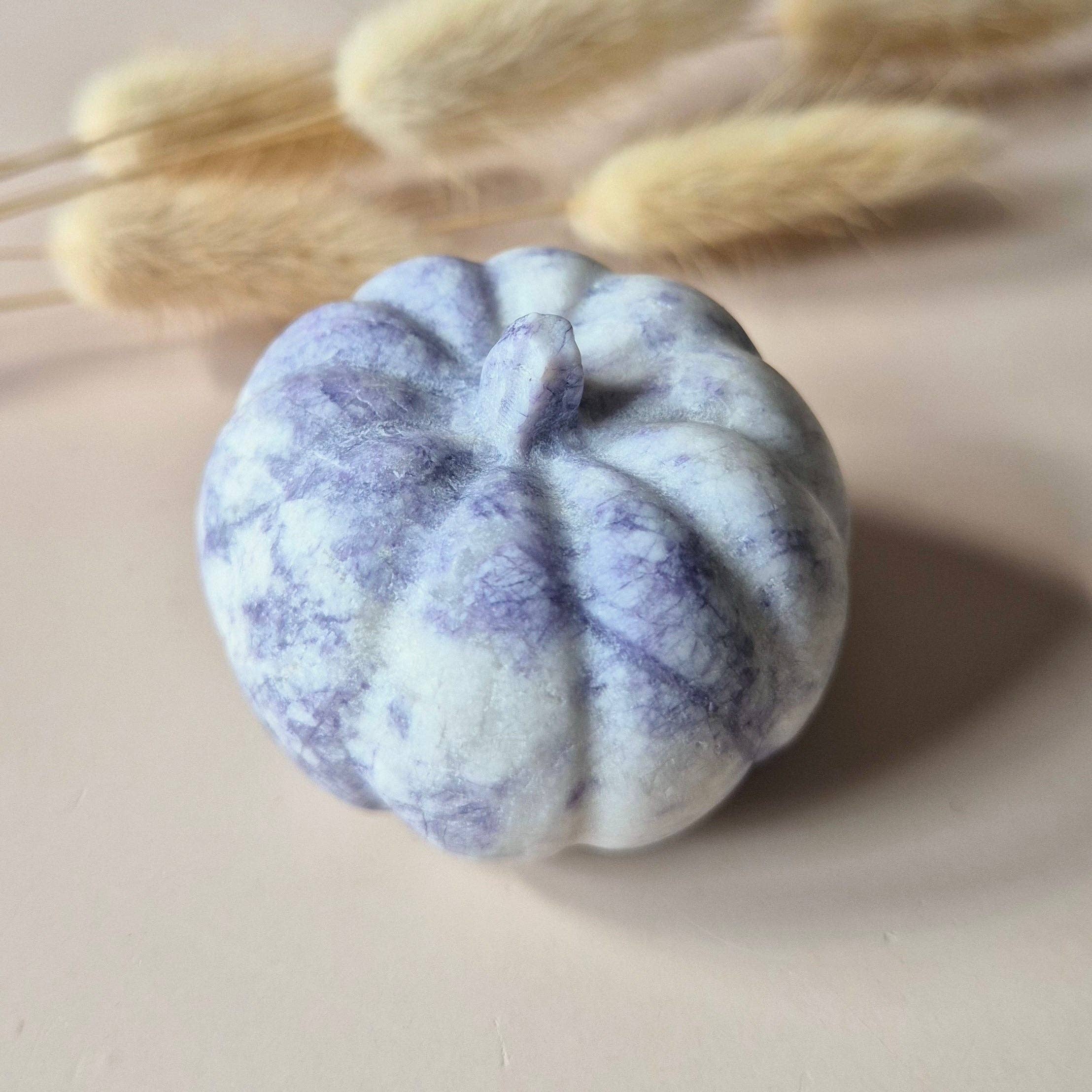 Pierre précieuse Citrouille Sculptée Jade de Lavande / Mélange de Quartz Lépidolite 5cm – Magie d'automne sculptée à la main pour Décoration d'Halloween