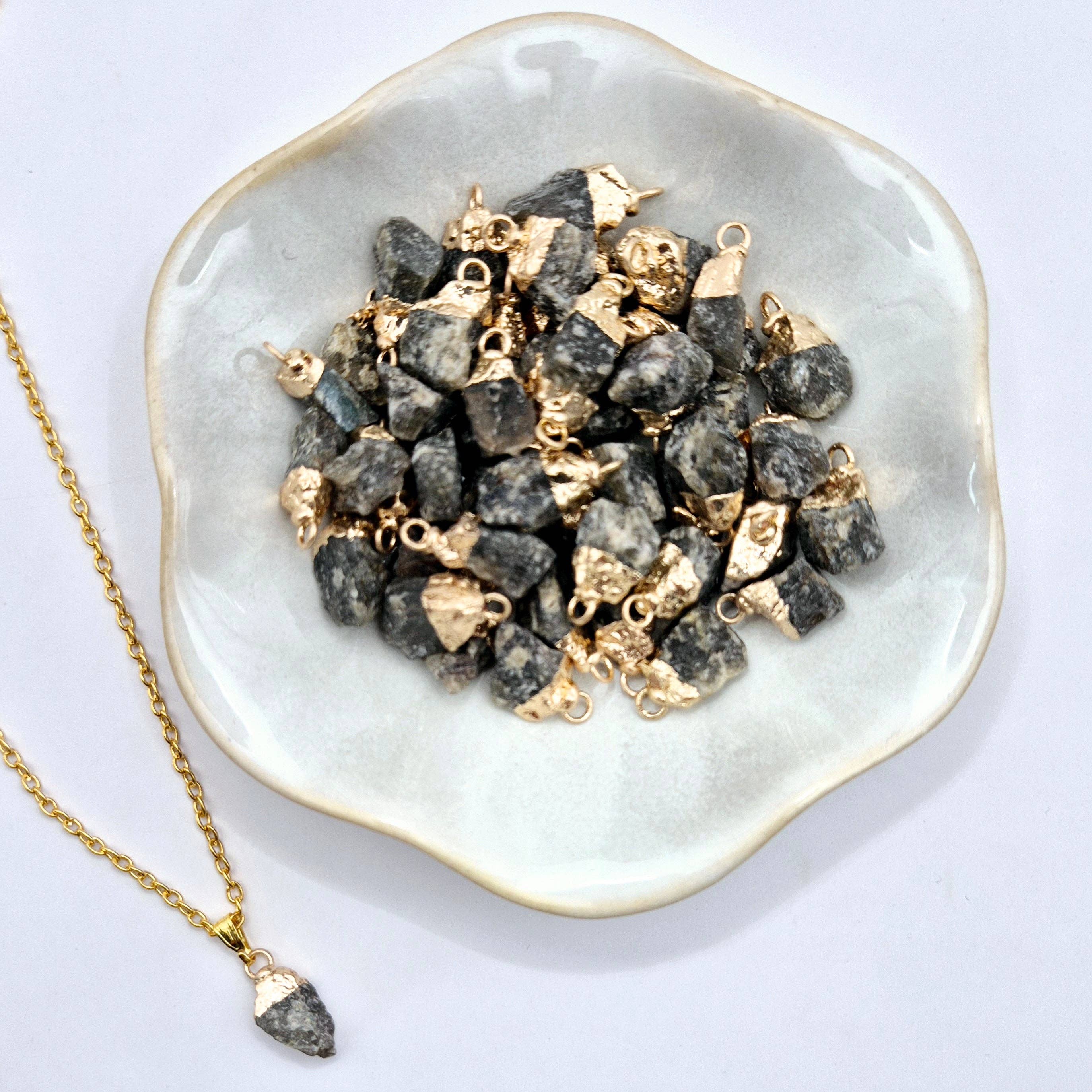 Collier doré avec pendentif en labradorite brute (1 cm)