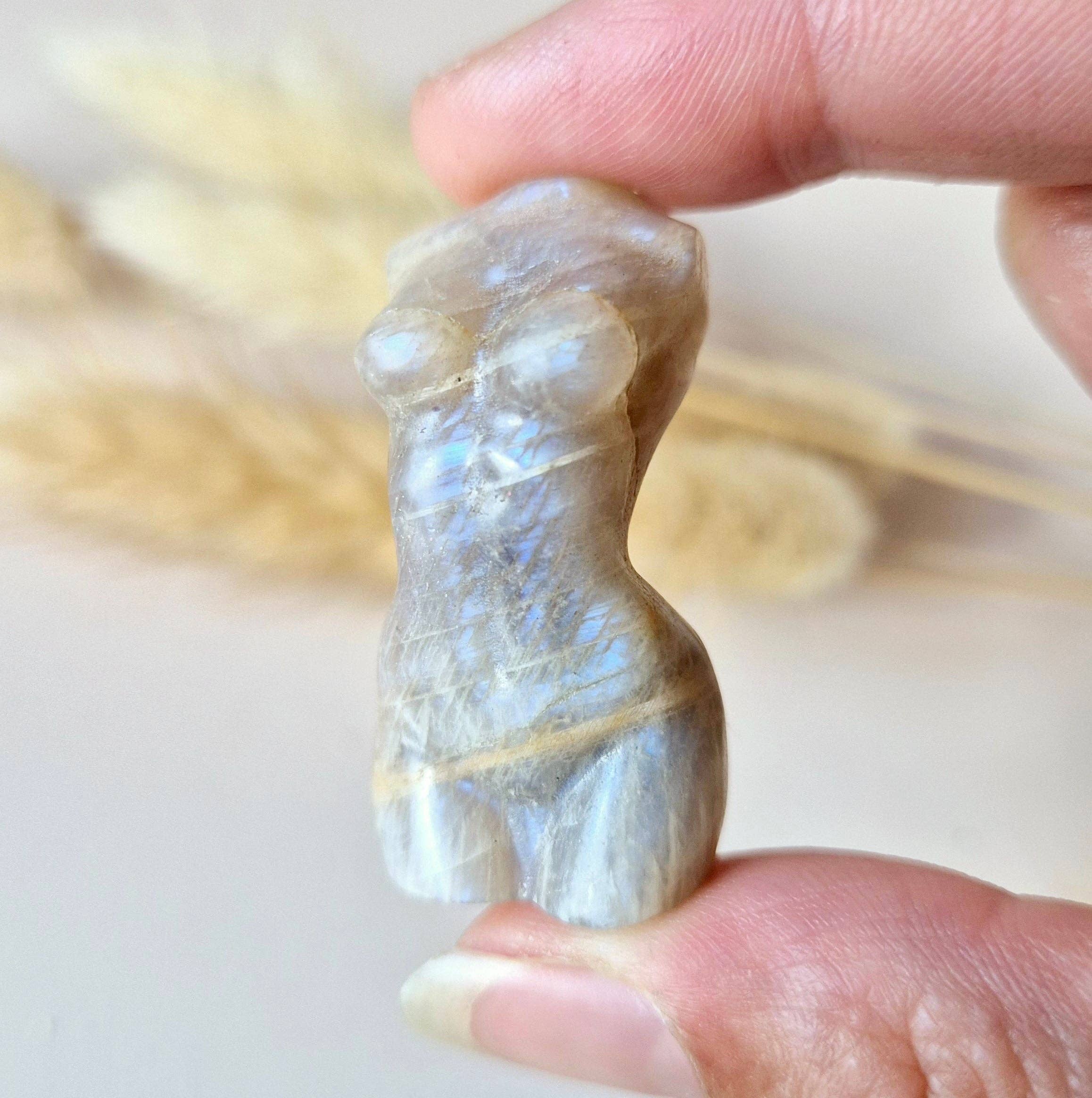 Corps de Femme en Pierre de Lune – Sculpture de Déesse (3–4 cm)