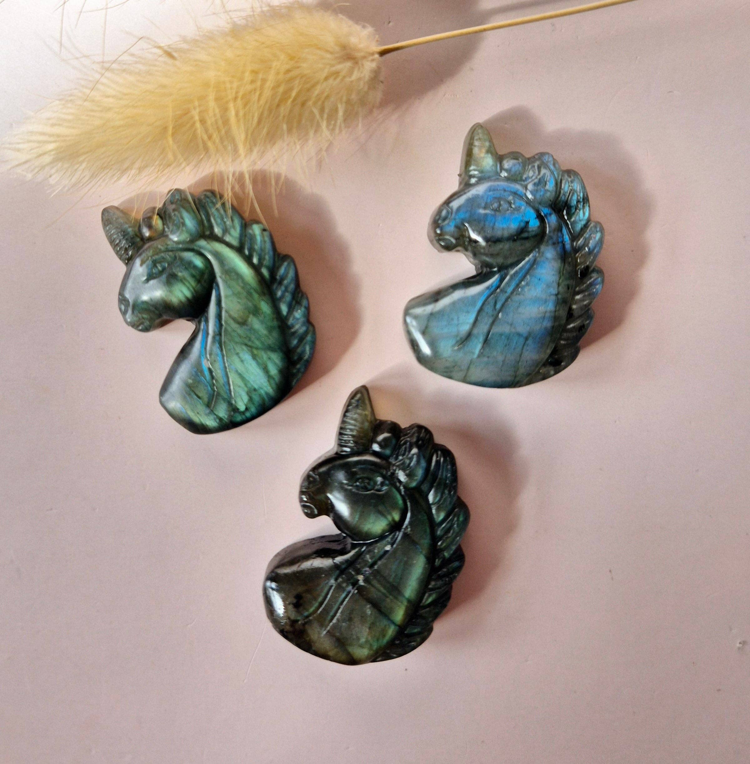 Licorne en Labradorite – Sculpture en pierre précieuse avec éclat (3,7 cm)