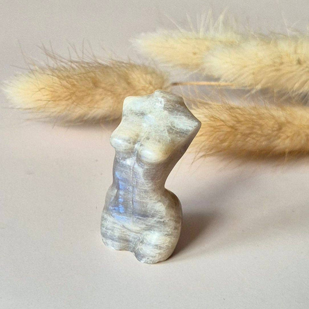 Corps de Femme en Pierre de Lune – Sculpture de Déesse (3–4 cm)