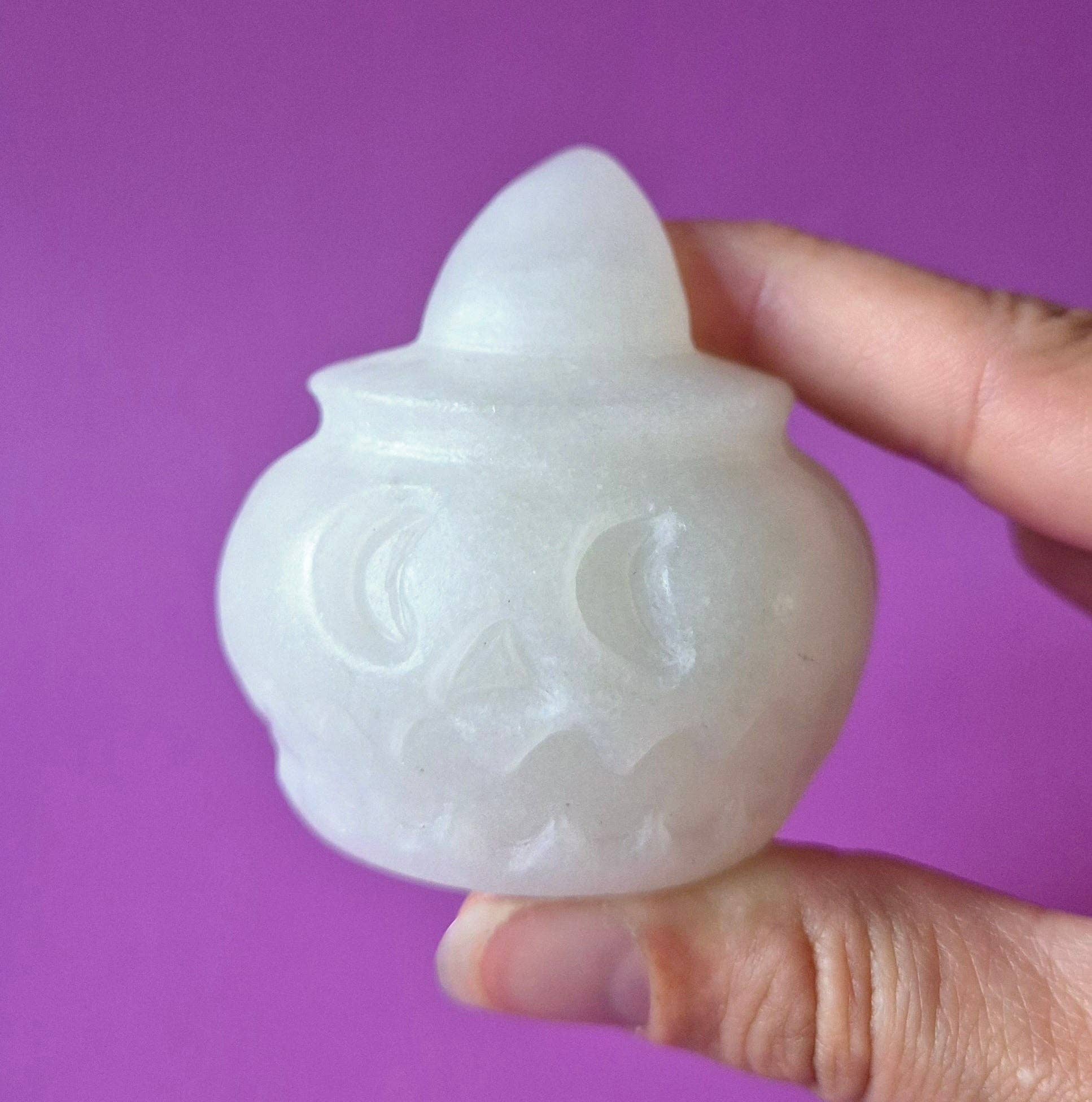 Citrouille d'Halloween en Jade Blanc avec Chapeau – env. 5 cm - Décoration en Pierre Précieuse