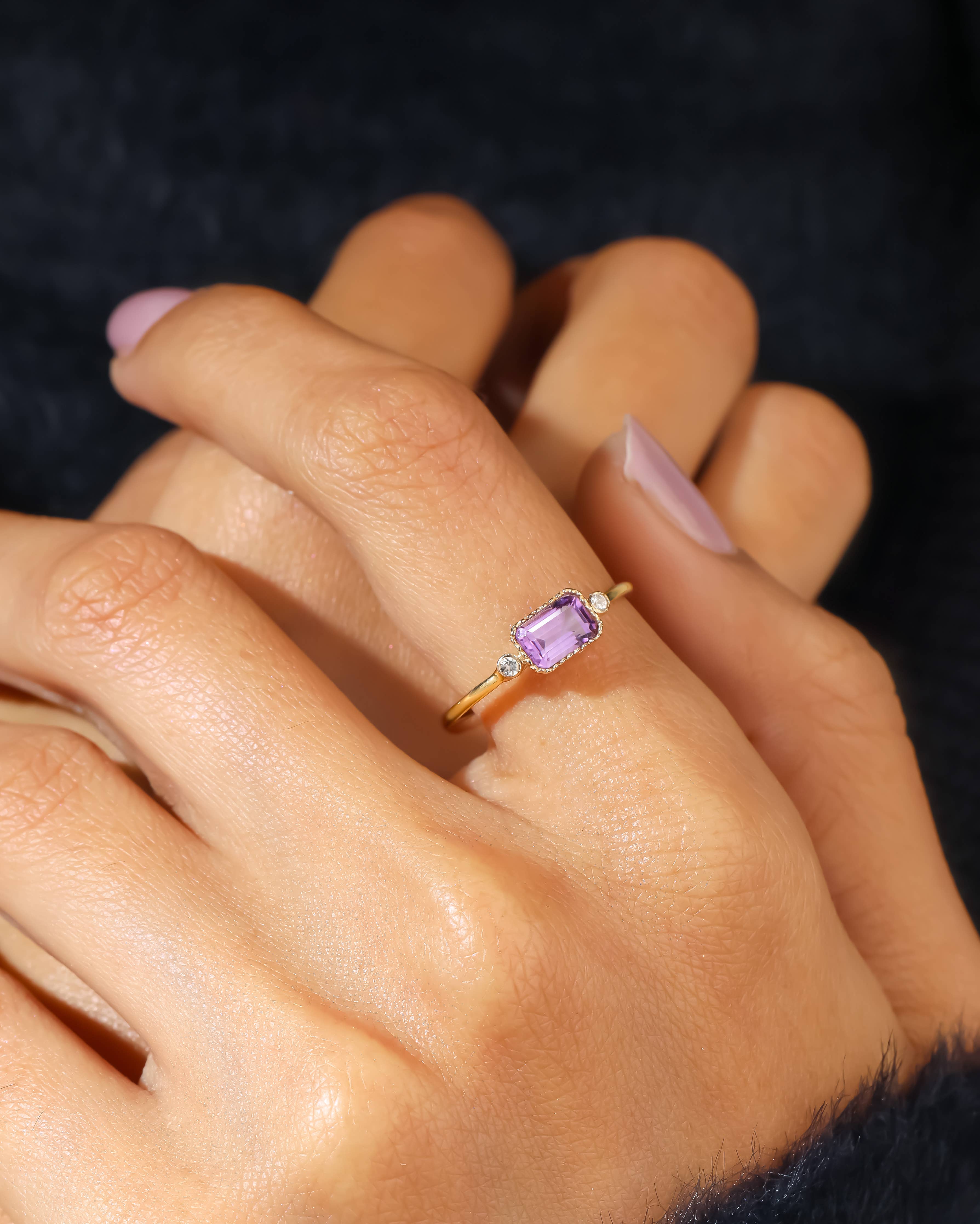 Bague en or jaune 14K avec Améthyste brésilienne et Topaze blanche.