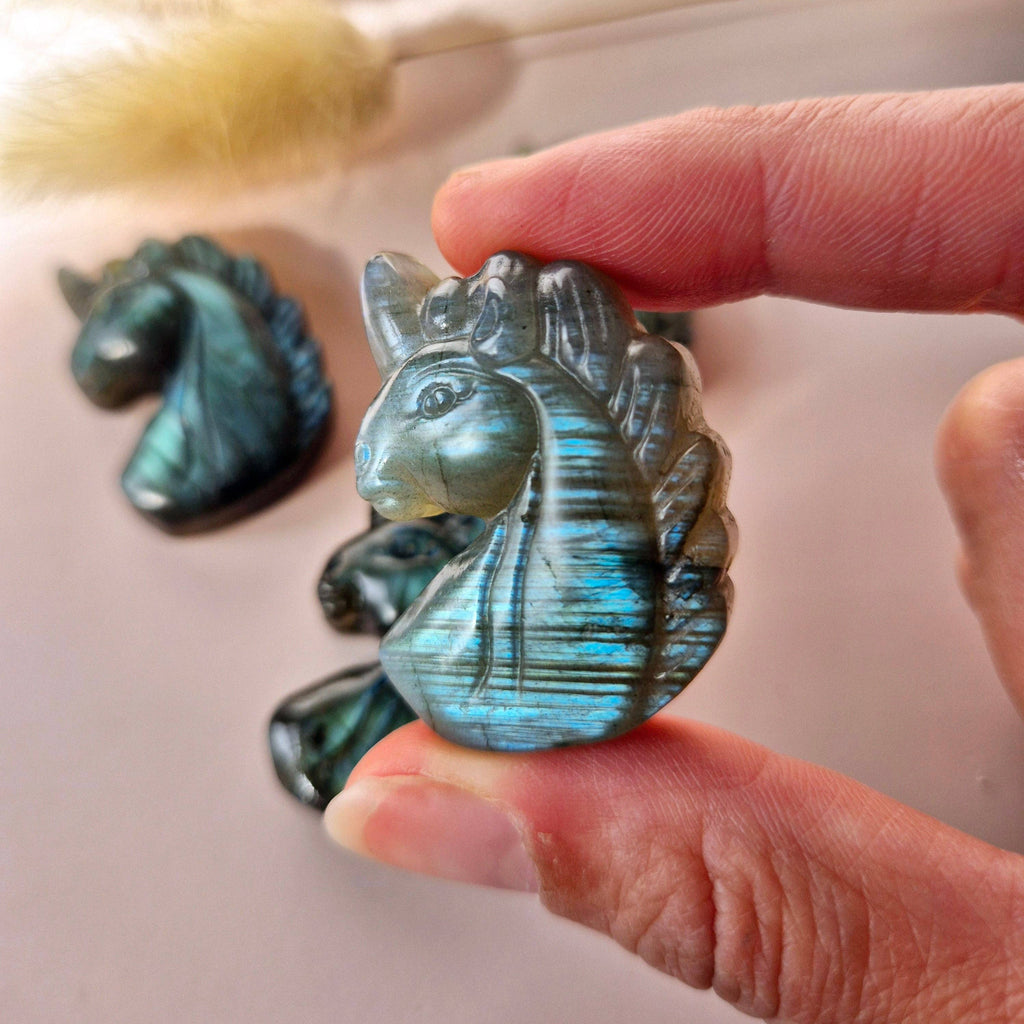 Licorne en Labradorite – Sculpture en pierre précieuse avec éclat (3,7 cm)