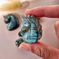 Licorne en Labradorite – Sculpture en pierre précieuse avec éclat (3,7 cm)