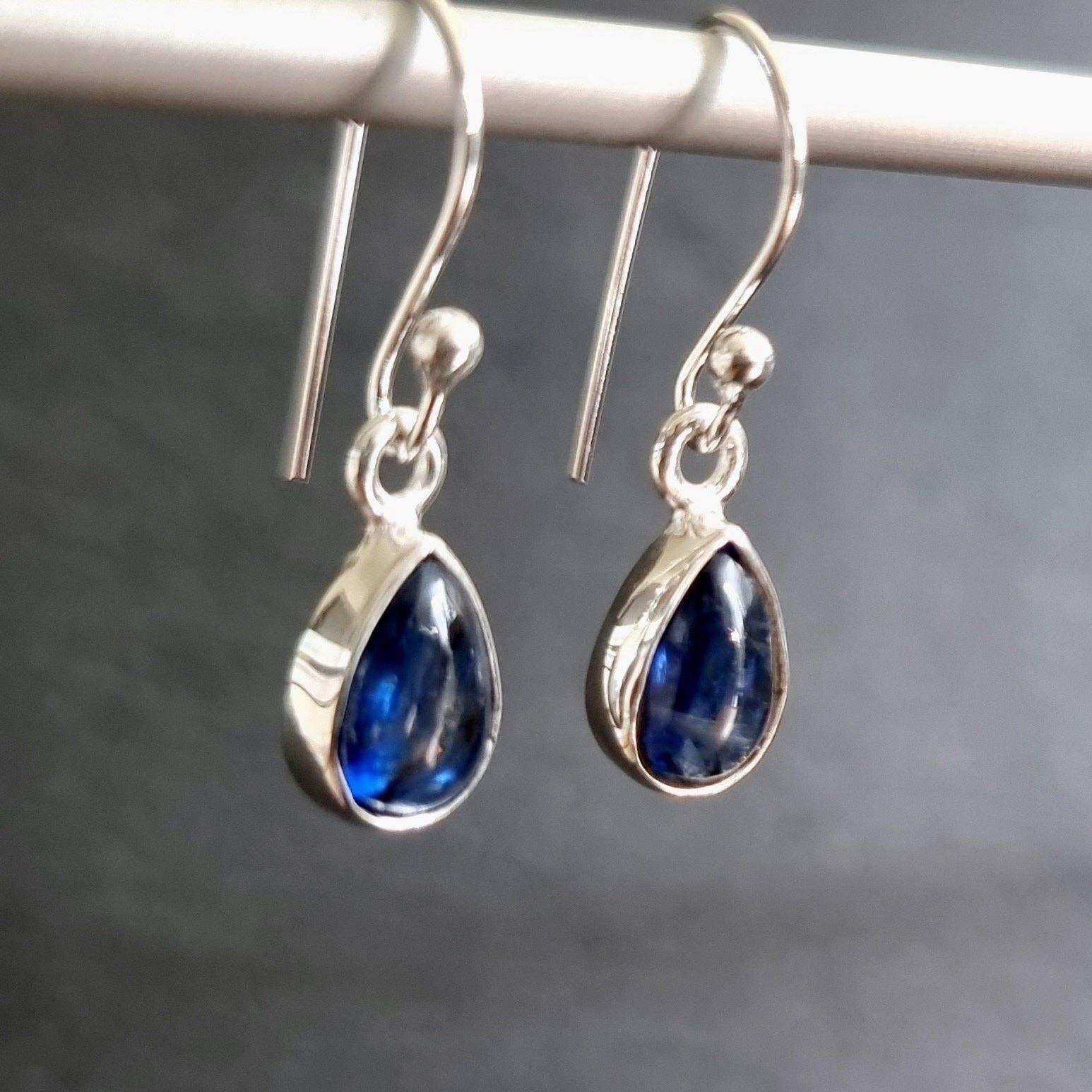 Boucles d'oreilles petites gouttes en Cyanite bleue | Argent sterling 925