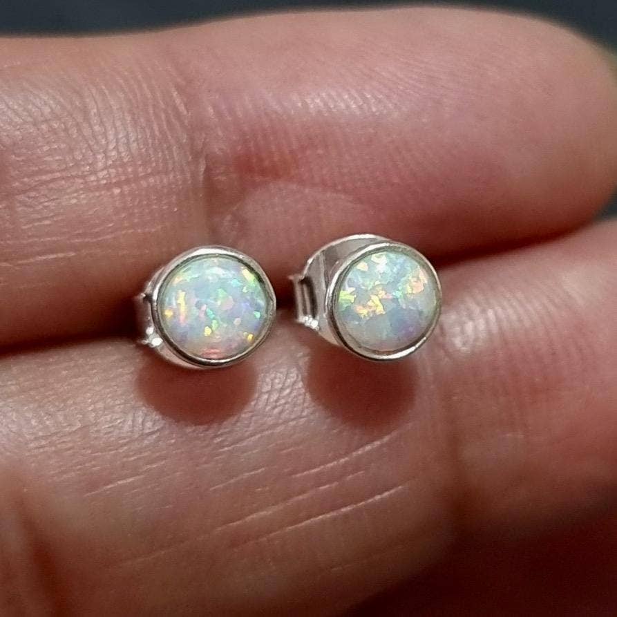 Boucles d'oreilles puces délicates en Opale blanche ronde de 5 mm | Argent sterling