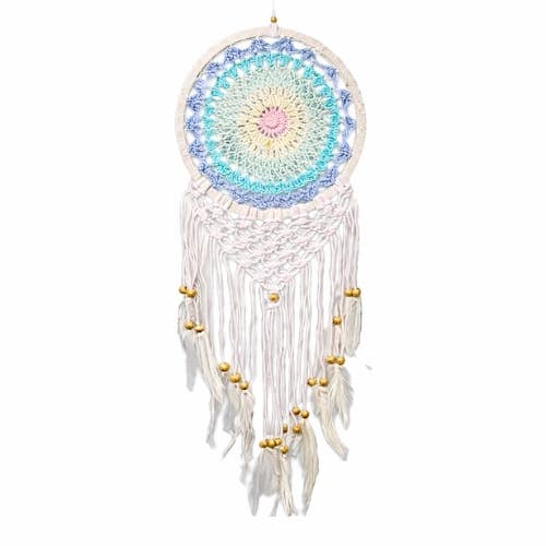 Attrape-rêves multicolore avec pièce tricotée, plumes et perles