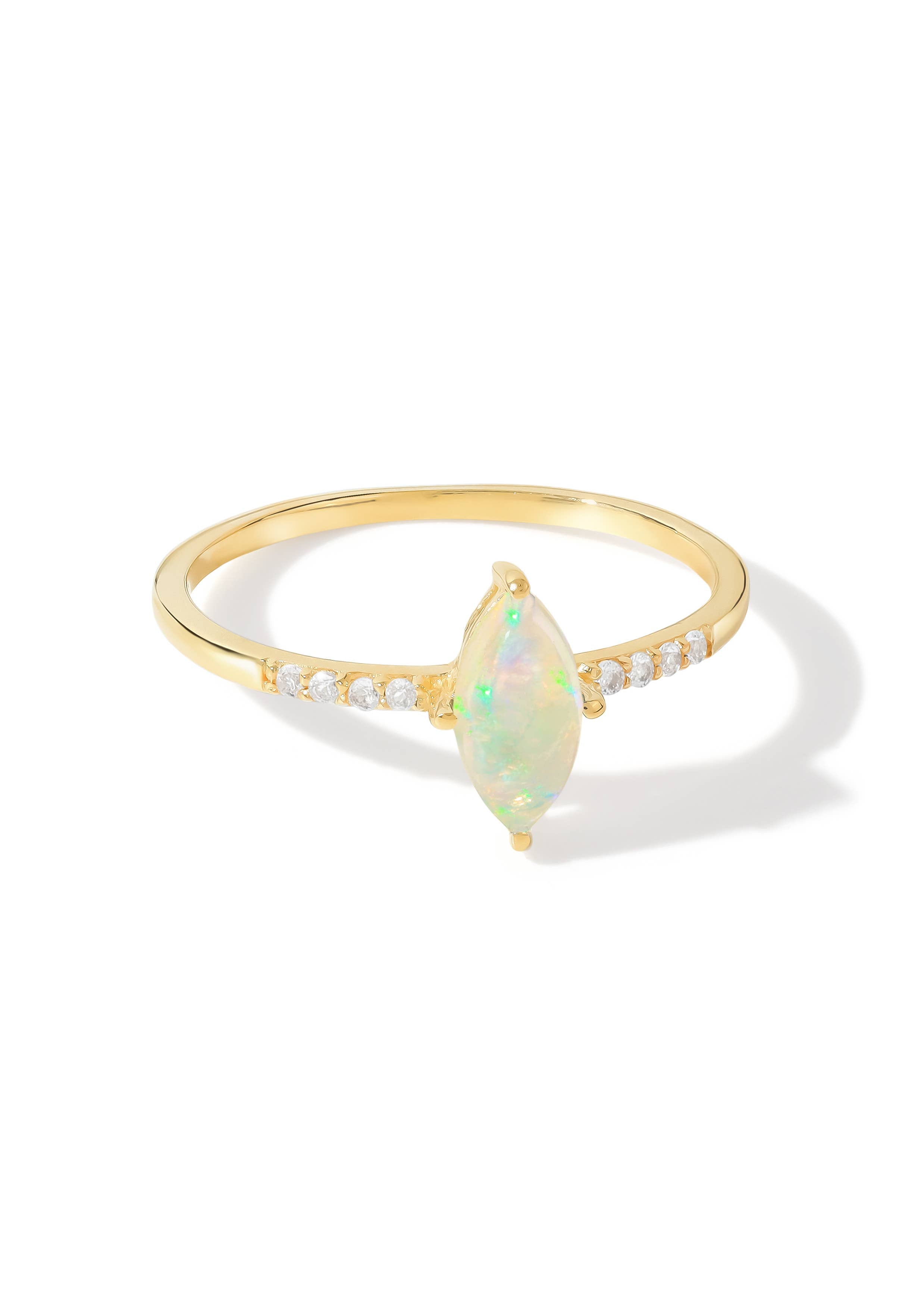 Bague en argent plaqué or avec opale éthiopienne marquise