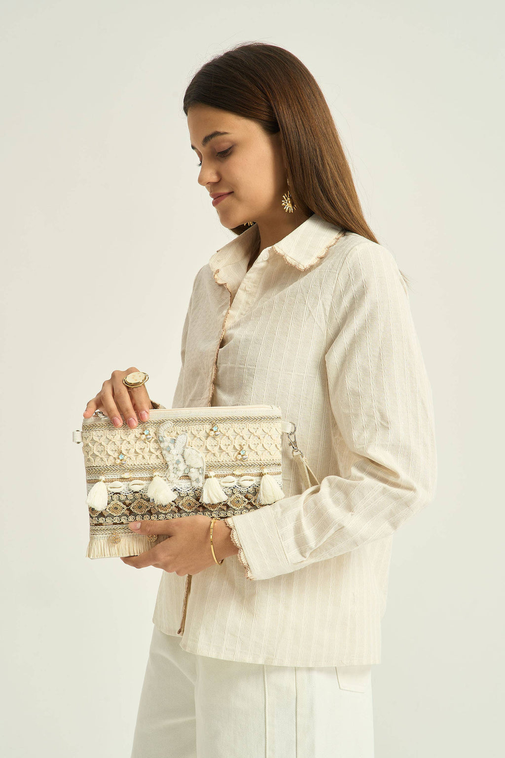 Pochette bohème beige brodée avec pompons