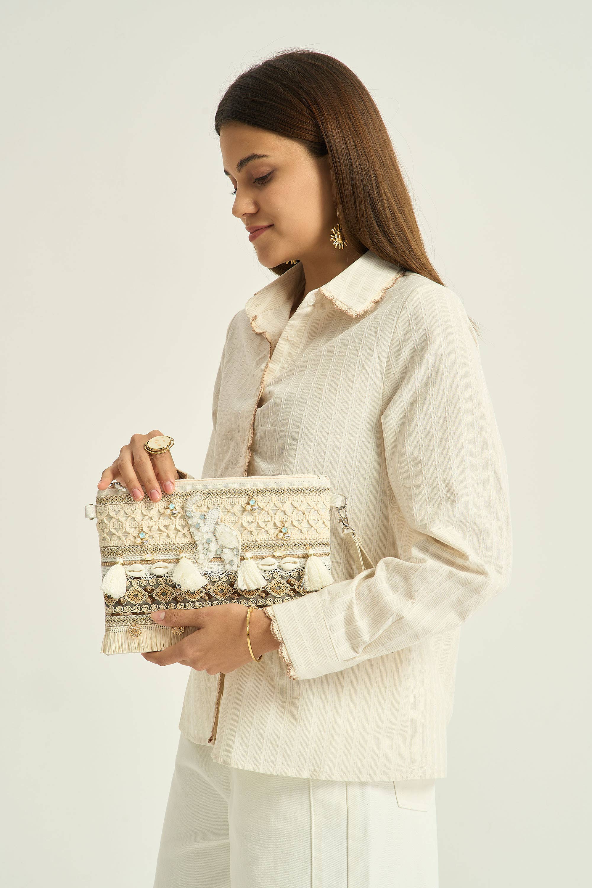 Pochette bohème beige brodée avec pompons
