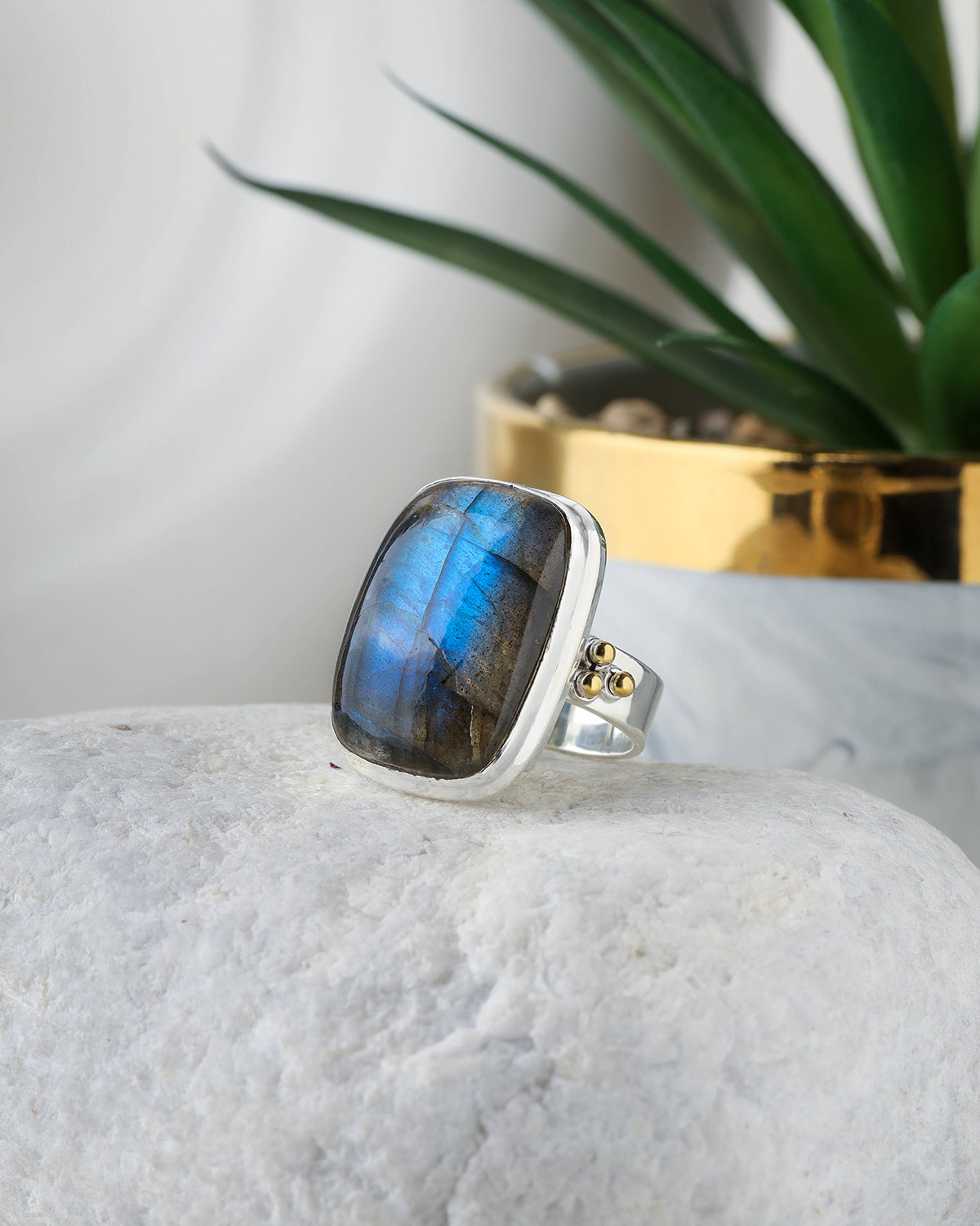 Bague en argent sterling avec labradorite et motif étoilé.