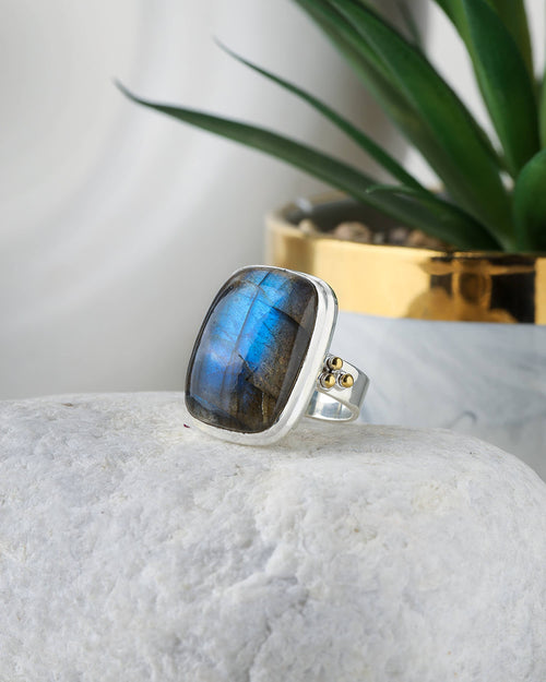 Bague en argent sterling avec labradorite et motif étoilé.