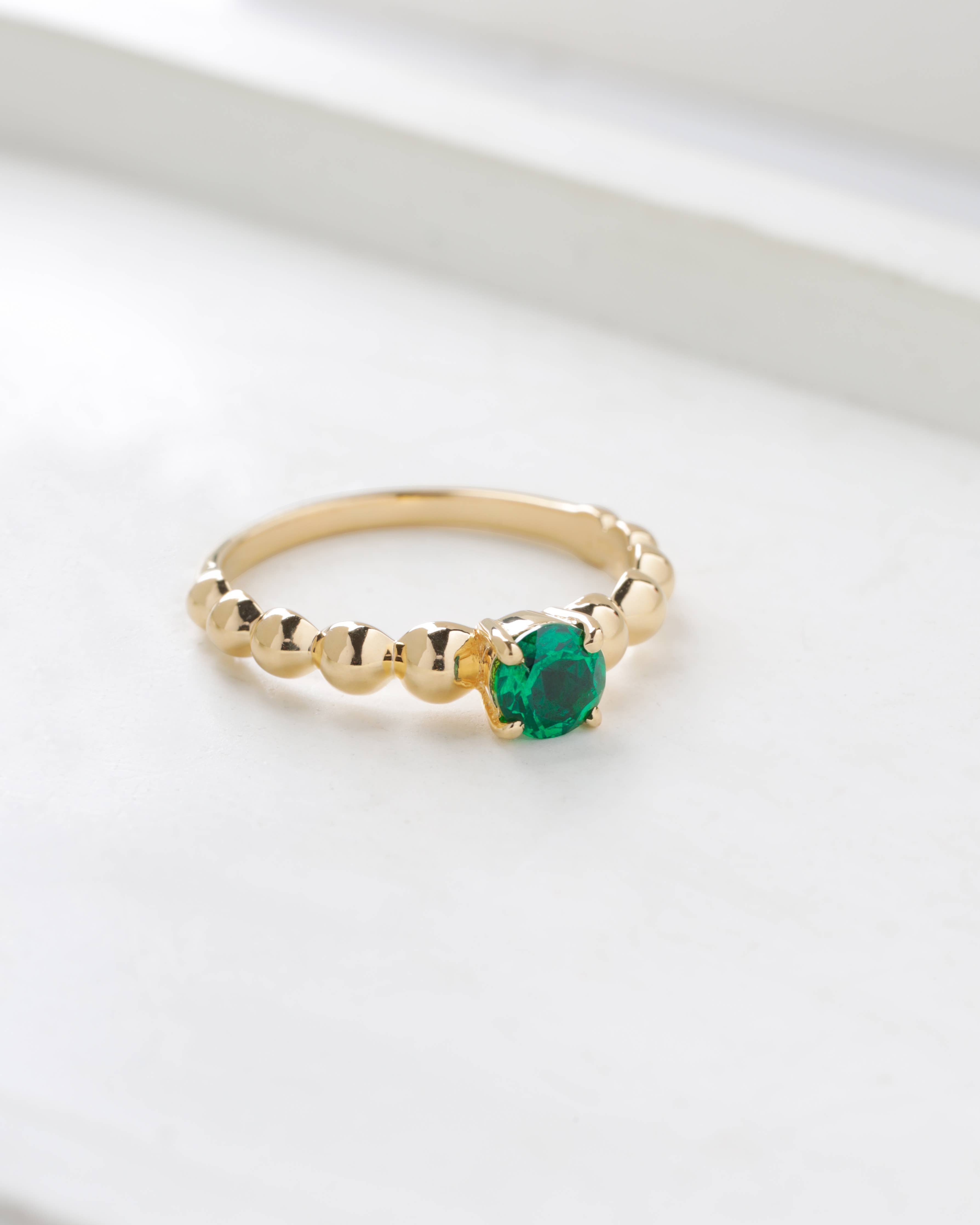 Bague solitaire en Emeraude de laboratoire plaquée or sur argent.