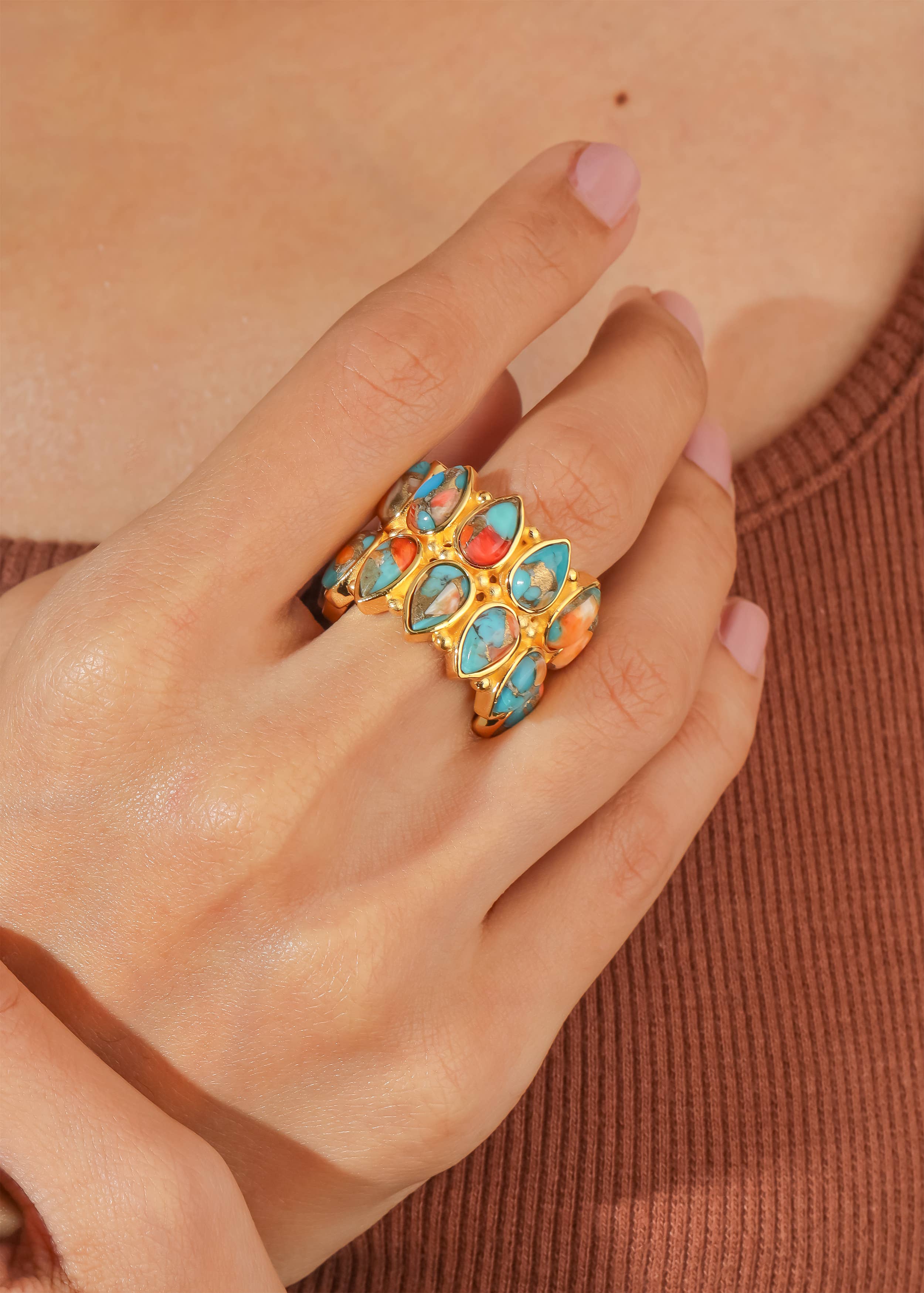 Bague large en or plaqué avec Turquoise Oyster en forme de poire